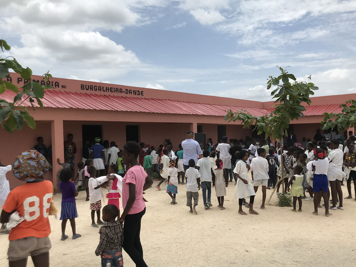 Projecto Social da Burgaleira do Dande, na construção de escola primária, equipada e entregue a comunidade local